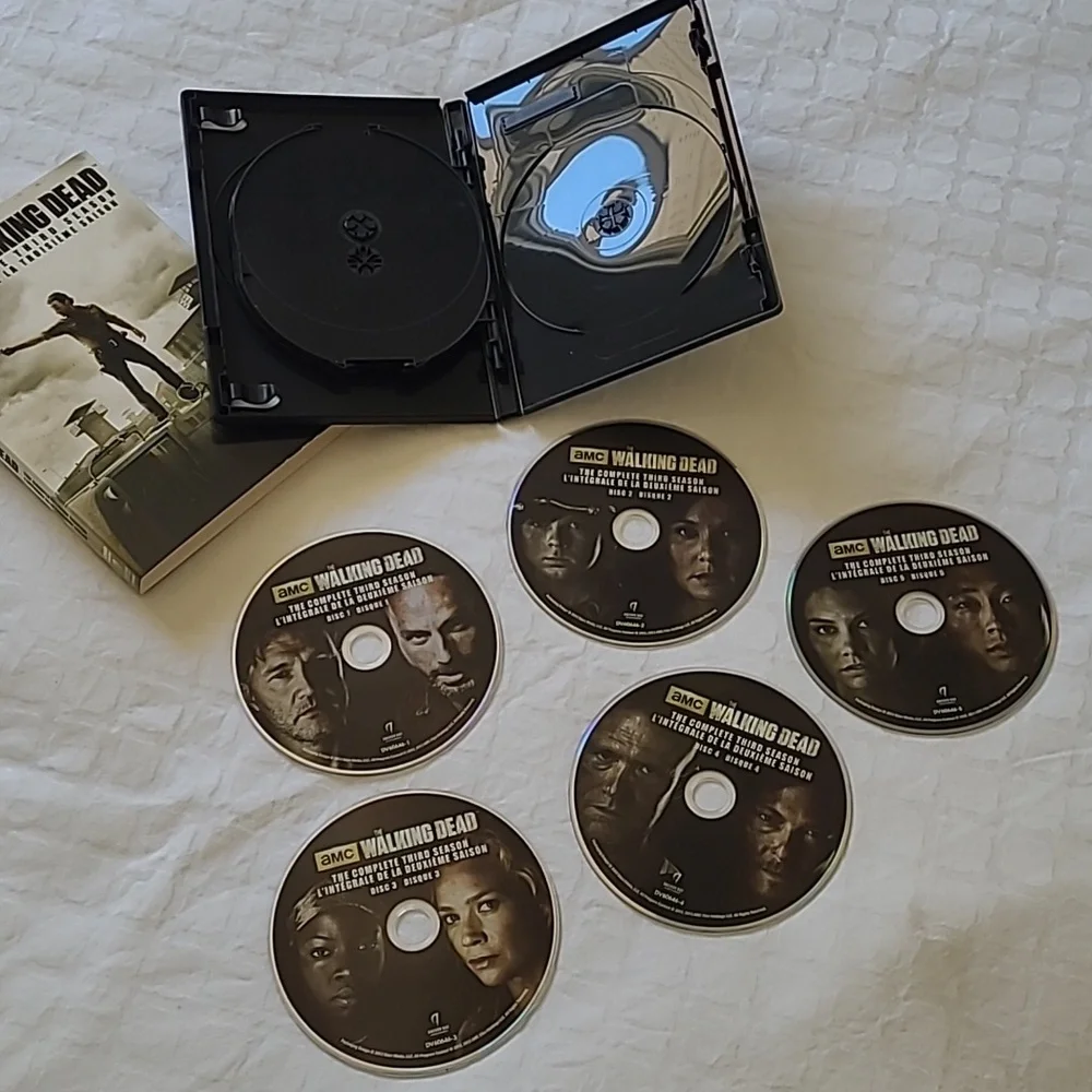 WALKING DEAD DVDs Seasons 1, 2 & 3 - Picture 12 of 14